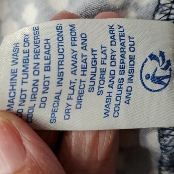 BODEN, navy blue dress with white geometric design. Size 6. Waist band. Short sl - Picture 10 of 10